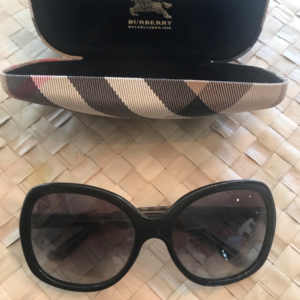 Burberry black sunglasses 56 mm EUC